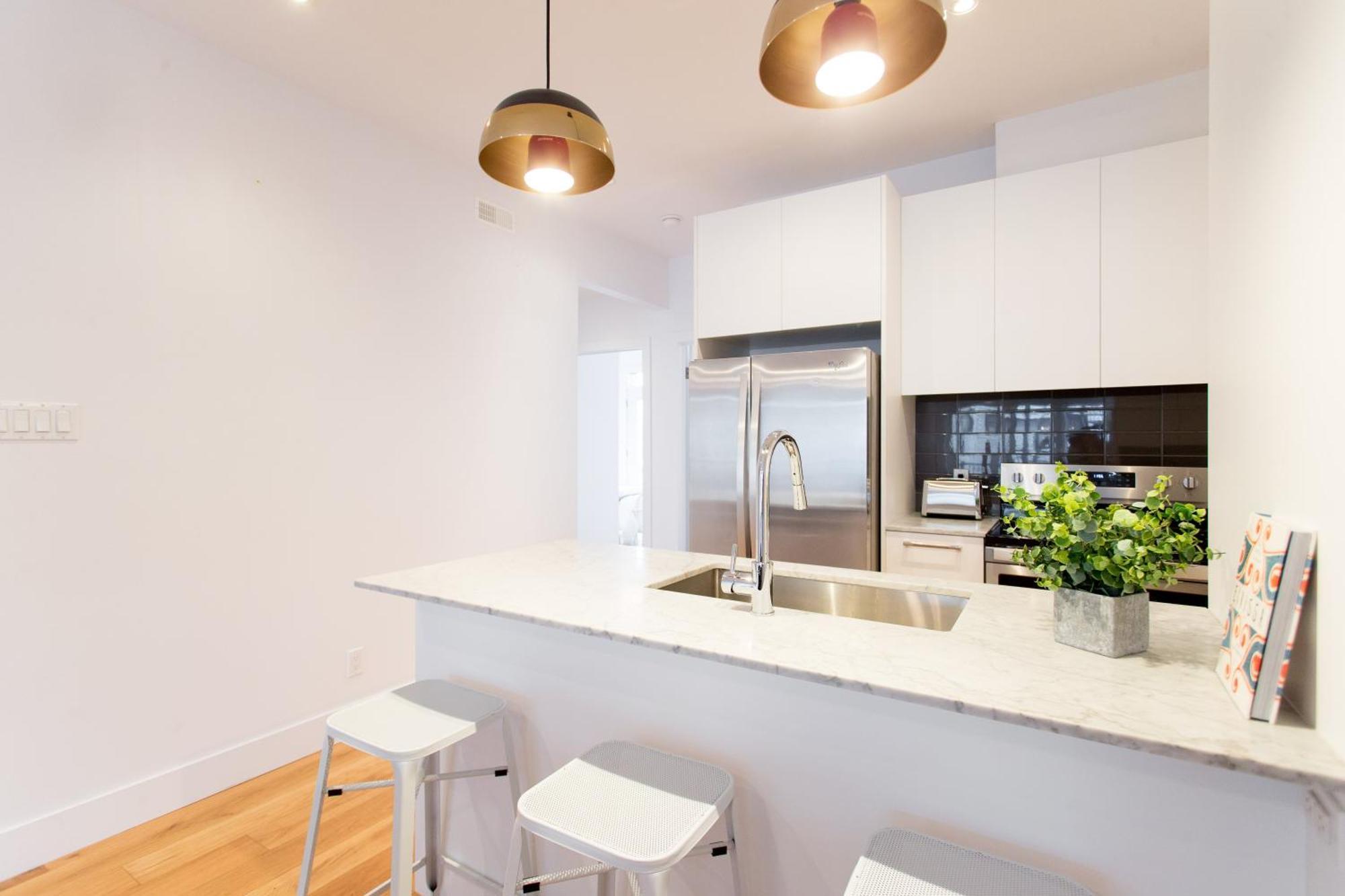 Hip, Stylish Apartment In Little Italy By Den Stays A Монреаль Экстерьер фото